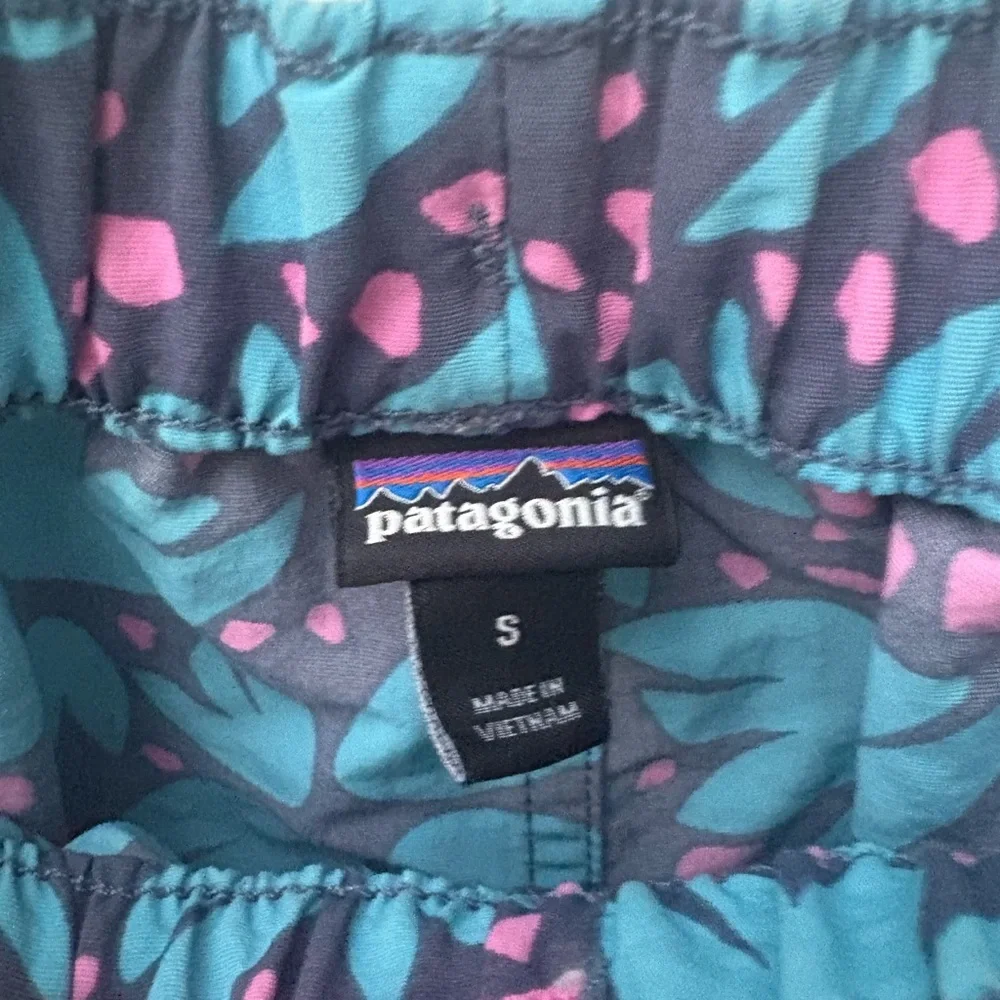 Patagonia Barely Baggies Dolomite Blue & pink abstract active water shorts, S - Picture 2 of 4